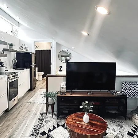 5 Min Iu, Private Parking, Sunlit & Cozy Guesthouse